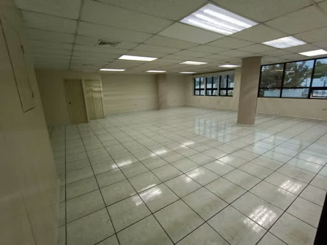 Oficina en renta en zona 9 edificio Heralso