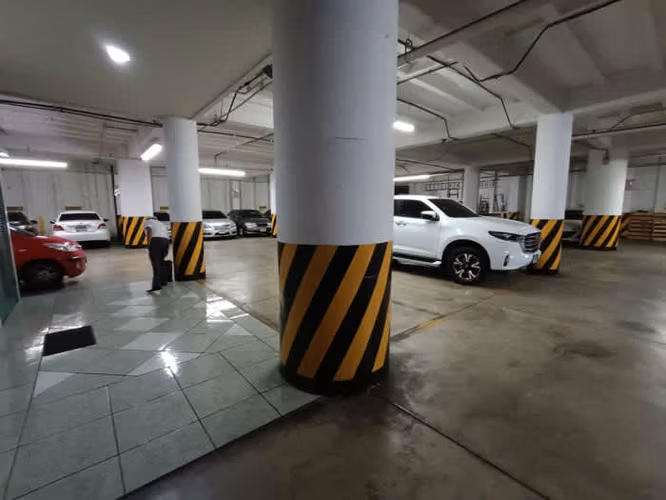 Oficina en renta en zona 9 edificio Heralso