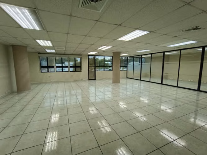 Oficina en renta en zona 9 edificio Heralso