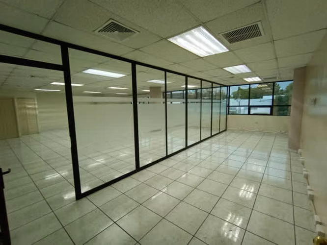 Oficina en renta en zona 9 edificio Heralso