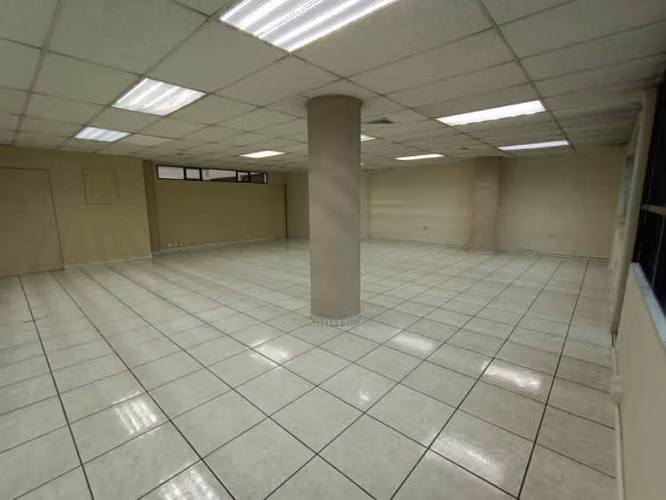 Oficina en renta en zona 9 edificio Heralso