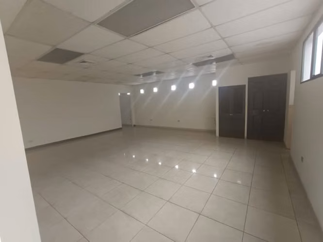 Oficina en renta en zona 9 edificio Heralso