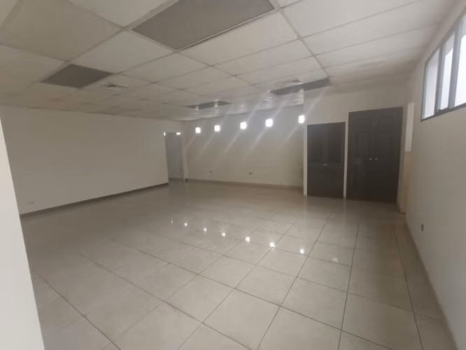 Oficina en renta en zona 9 edificio Heralso