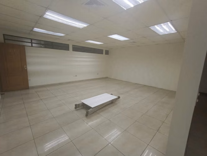 Oficina en renta en zona 9 edificio Heralso