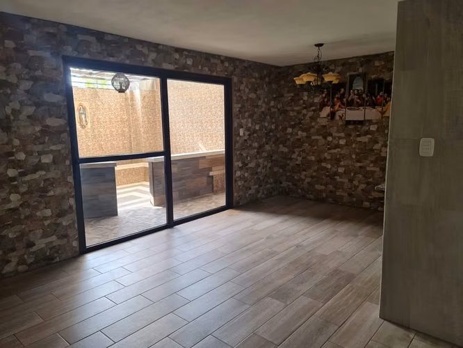 CASA EN VENTA DENTRO DE CONDOMINIO LUMINELA SMP
