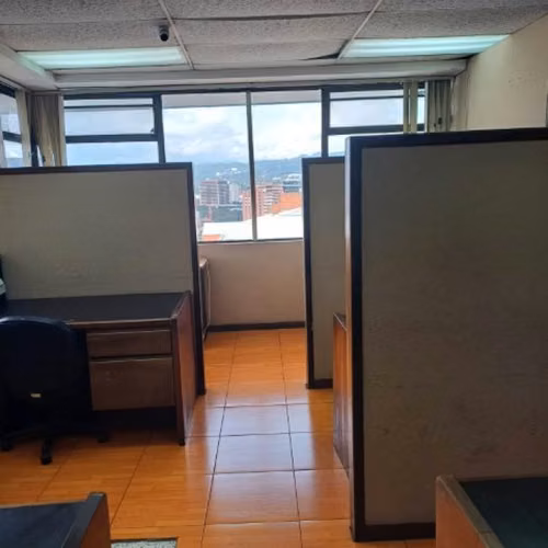 Oficina en Renta Zona 10 Edificio Reforma Montufar