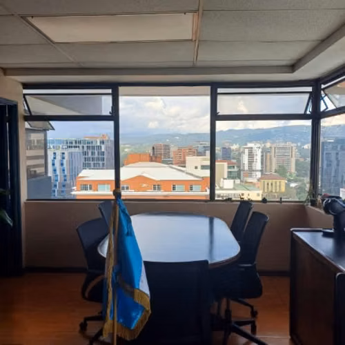 Oficina en Renta Zona 10 Edificio Reforma Montufar