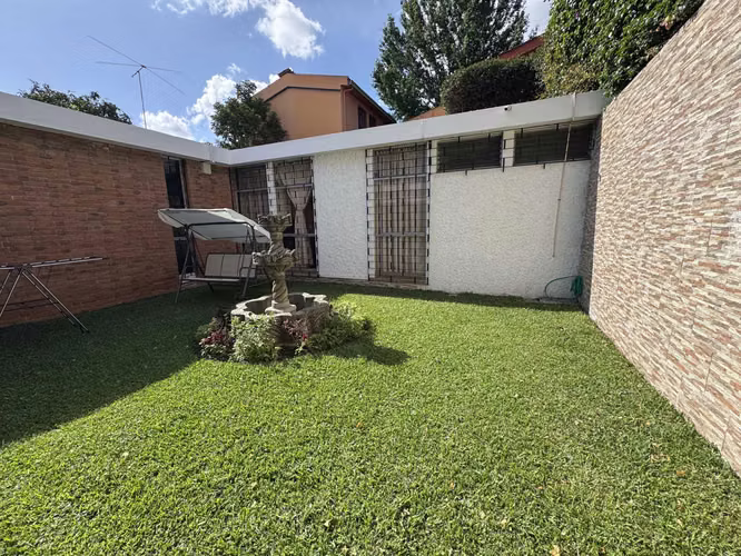 Casa en venta por el area de Hospitales, zona 10. Cercano a Mcdonalds