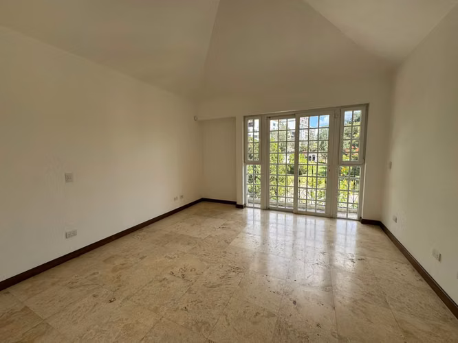 Exclusiva Casa con piscina en Condominio Foresta de Cayalá | Zona 16