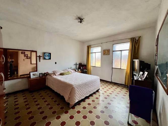 CASA EN VENTA ZONA 1 SOBRE 7MA AVENIDA