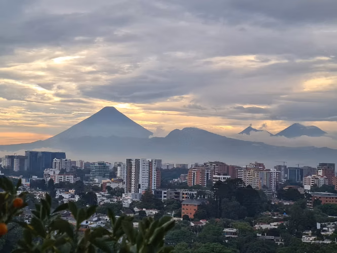 PENTHOUSE en Zona 15 con Vista a los Volcanes en TORRE 360 - Imagen 2