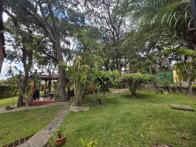 Z.6 DE MIXCO, BULEVAR YUMAR PRECIOSA CASA COLONIAL 3,116V² TERRENO 352.91M² CONSTRUCCIÓN Q3,600,000 - Imagen 2