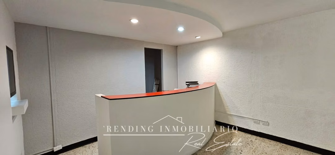 Oficina en renta edificio Centro Empresarial Zona 10 | 67.80 m²