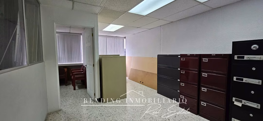 Alquiler de Oficina Edificio Centro Empresarial Zona 10 con 67.80 m² de Construcción y un Parqueo