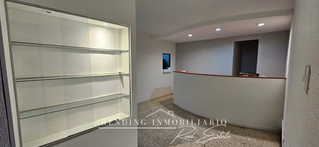 Alquiler de Oficina Edificio Centro Empresarial Zona 10 con 67.80 m² de Construcción y un Parqueo
