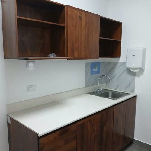 Rento Oficina Comercial en Zona 15