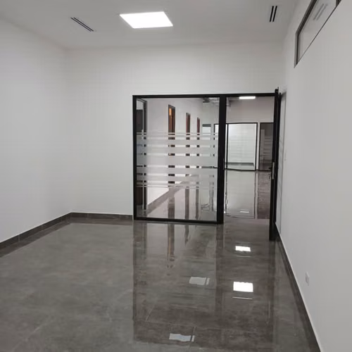Rento Oficina Comercial en Zona 15