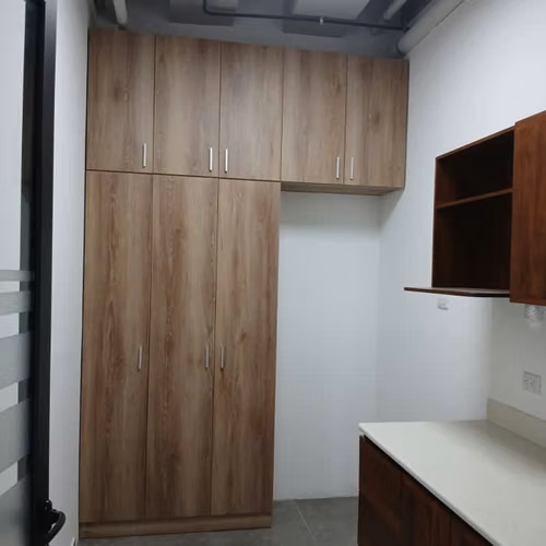 Rento Oficina Comercial en Zona 15