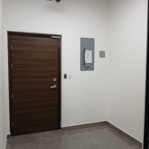 Rento Oficina Comercial en Zona 15