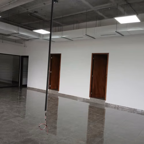 Rento Oficina Comercial en Zona 15