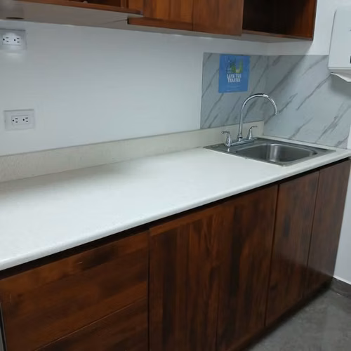 Rento Oficina Comercial en Zona 15