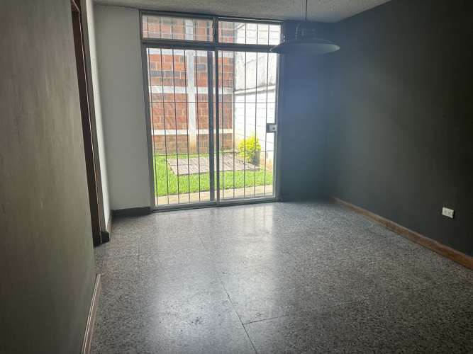 Zona 11 las charcas casa en venta dentro de garita