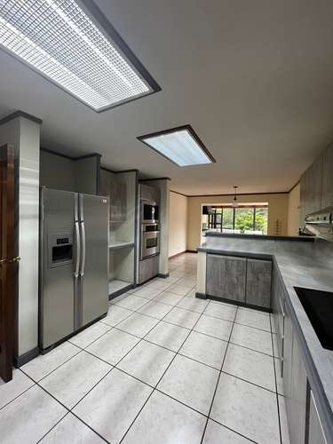 Venta Casa amplia en La Montaña zona 16
