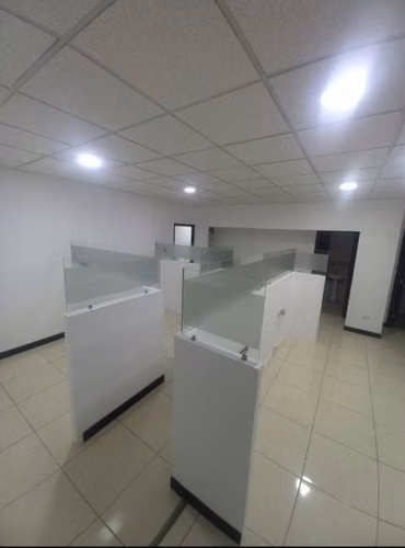 AMPLIA OFICINA EN VENTA EN ZONA 10, DUBAI CENTER