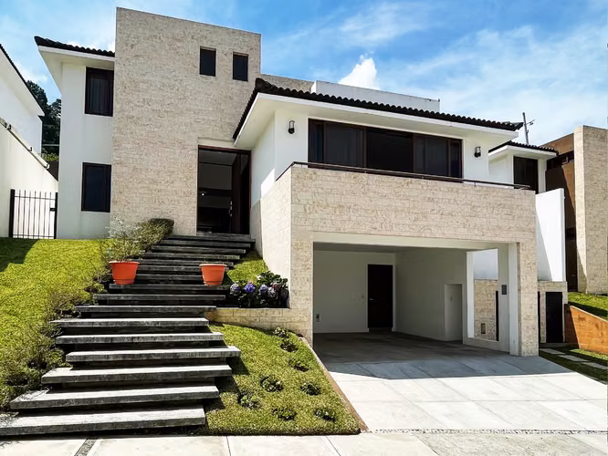 Casa en venta | Lomas de San Isidro Zona 16 | 4 habitaciones + jardín