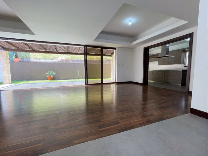 Casa en venta | Lomas de San Isidro Zona 16 | 4 habitaciones + jardín - Imagen 3