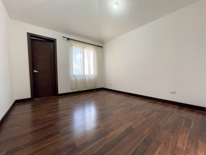 Casa en venta | Lomas de San Isidro Zona 16 | 4 habitaciones + jardín - Imagen 8