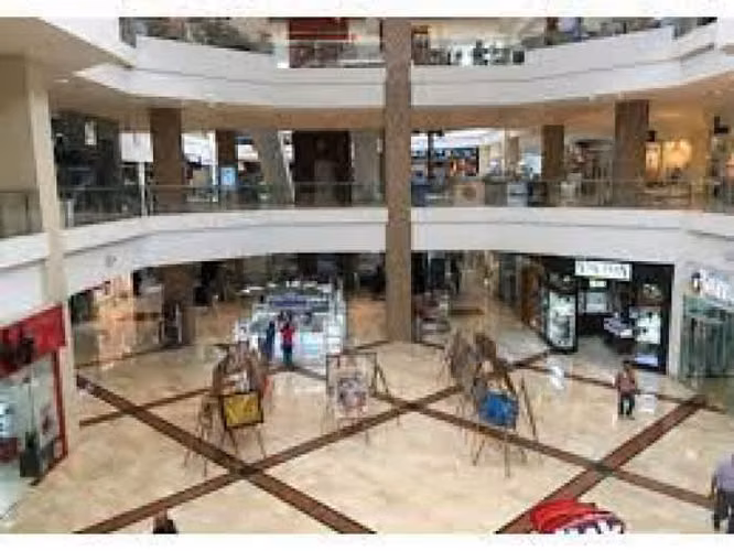 Local en Renta / Venta en Centro Comercial en Zona 10