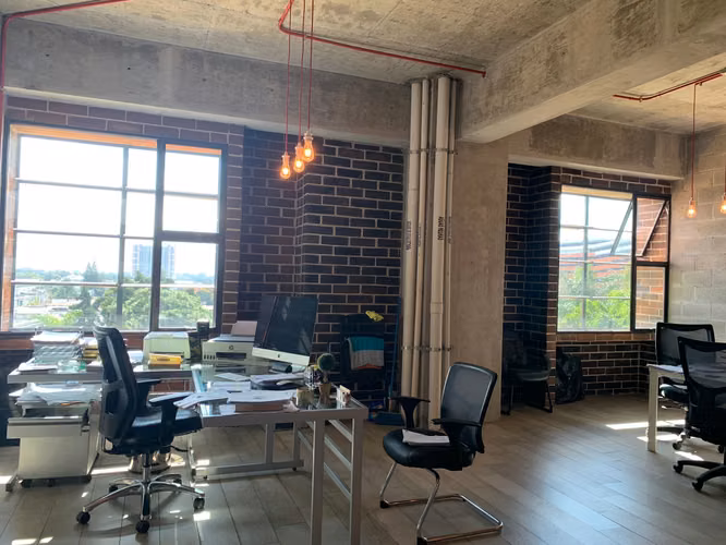 En Venta Oficina.  Edificio Distrito Miraflores zona 11