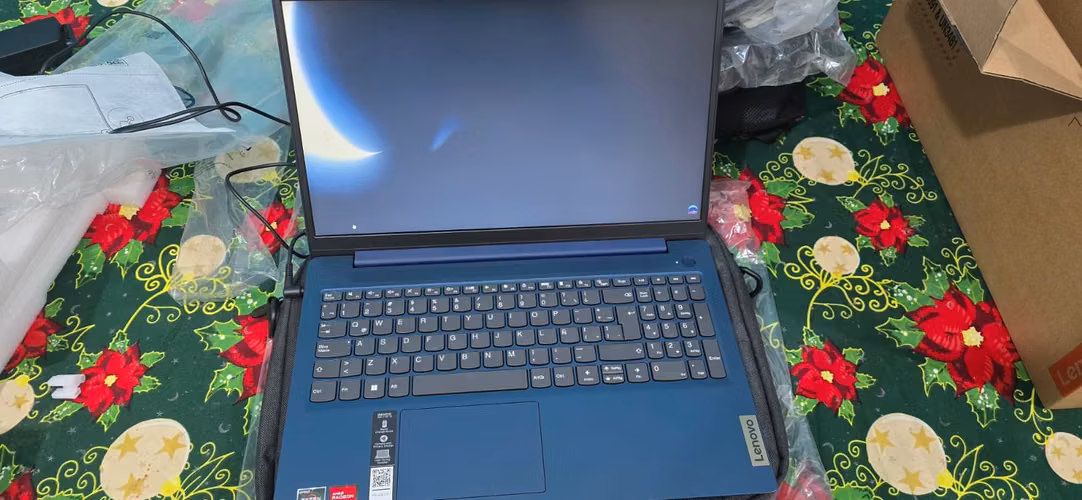 Laptop Lenovo modelo 82XQ00MKGJ