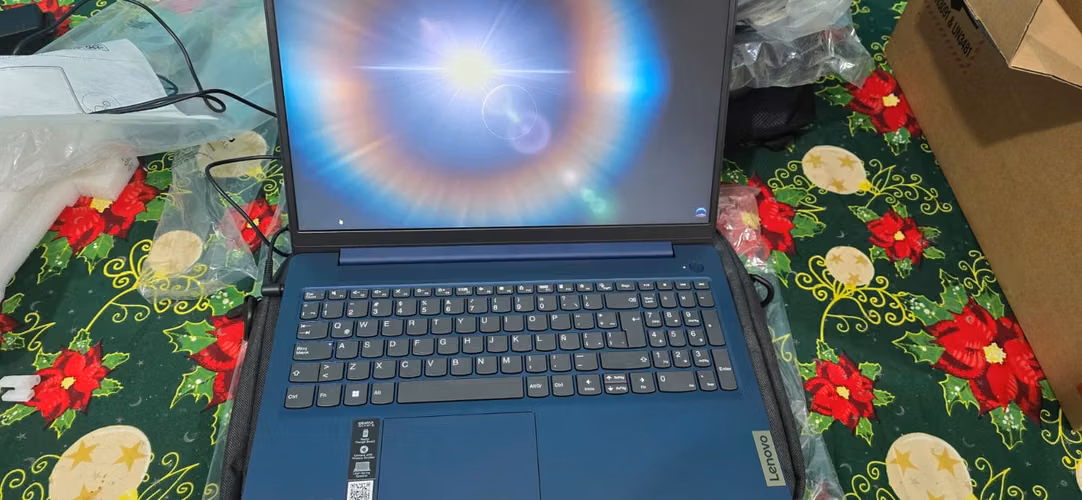 Laptop Lenovo modelo 82XQ00MKGJ