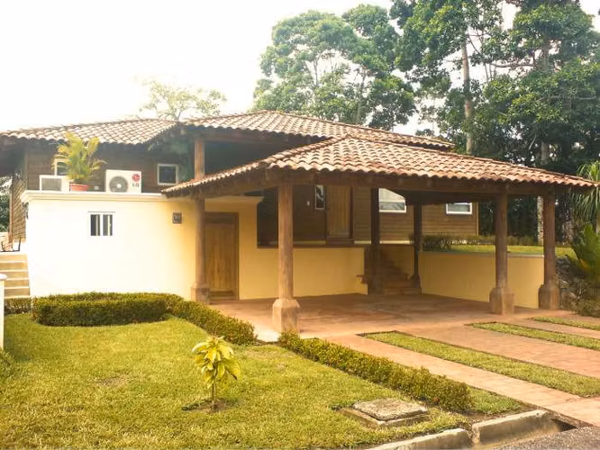 CASA EN VENTA Y RENTA EN AMATIQUE BAY