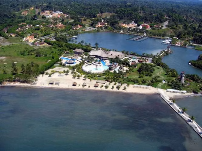 CASA EN VENTA Y RENTA EN AMATIQUE BAY