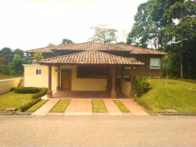 CASA EN VENTA Y RENTA EN AMATIQUE BAY