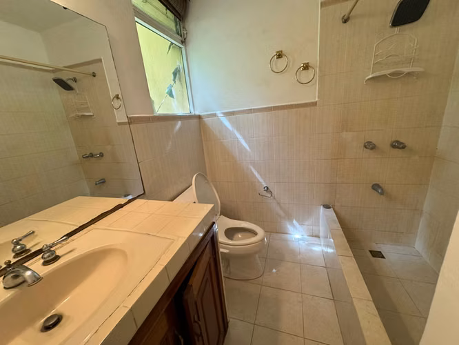 Casa con amplio terreno en venta en CAES ideal para desarrollo de condominio o vivienda. - Imagen 7