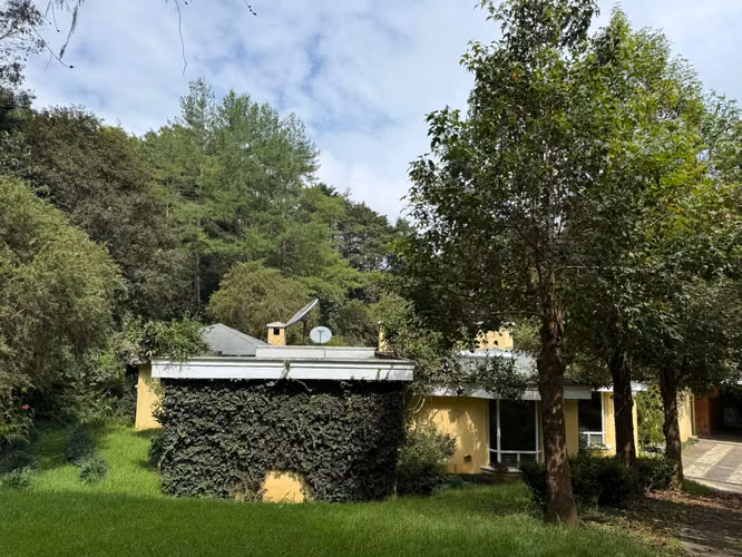 Casa con amplio terreno en venta en CAES ideal para desarrollo de condominio o vivienda.