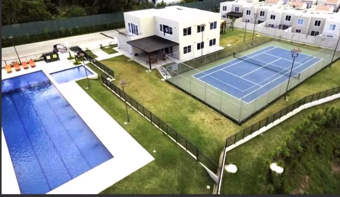 Casa en Venta – Exclusividad en Carretera a El Salvador