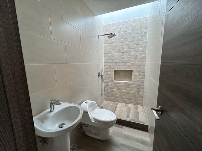 Casa nueva de 3 niveles en Sector B3 San Cristobal, zona 8 Mixco