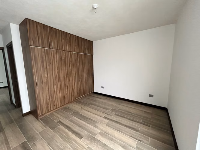 Casa nueva de 3 niveles en Sector B3 San Cristobal, zona 8 Mixco
