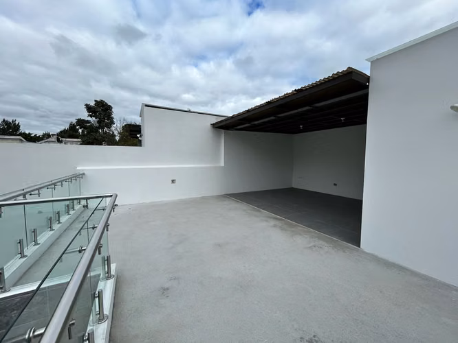 Casa nueva de 3 niveles en Sector B3 San Cristobal, zona 8 Mixco
