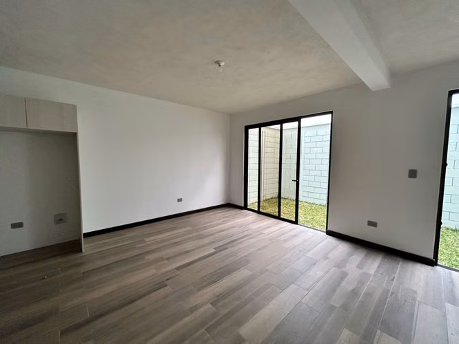 Casa nueva de 3 niveles en Sector B3 San Cristobal, zona 8 Mixco
