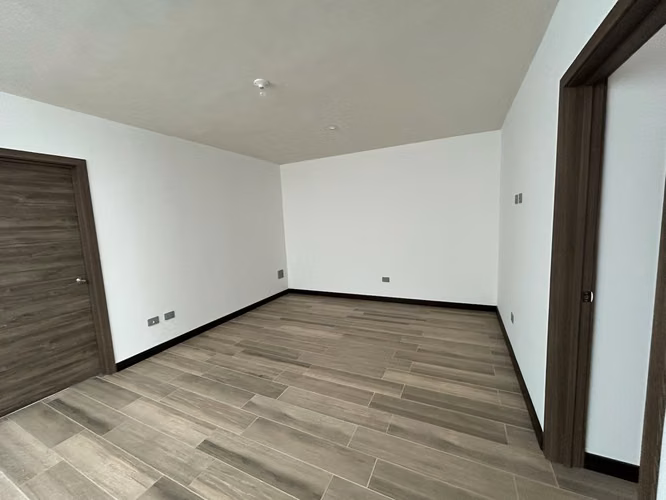 Casa nueva de 3 niveles en Sector B3 San Cristobal, zona 8 Mixco