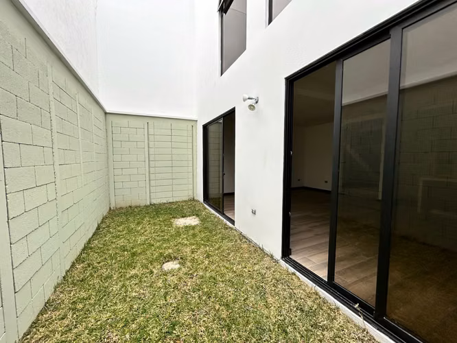 Casa nueva de 3 niveles en Sector B3 San Cristobal, zona 8 Mixco