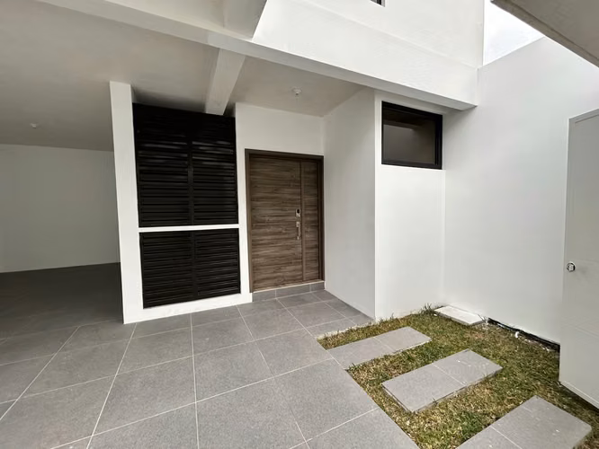 Casa nueva de 3 niveles en Sector B3 San Cristobal, zona 8 Mixco