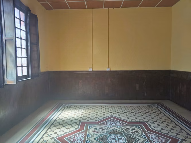 VENDO AMPLIA CASA CERCA DEL TRIBUNAL SUPREMO ELECTORAL, ZONA 2.