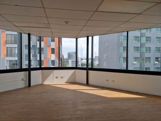 Oficina en renta Pent House de edificio en zona 10.